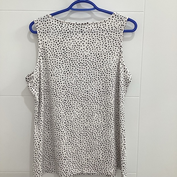 Ladies sleeveless top, brand 2 Dye 4 .Size Large . - Picture 2 of 5